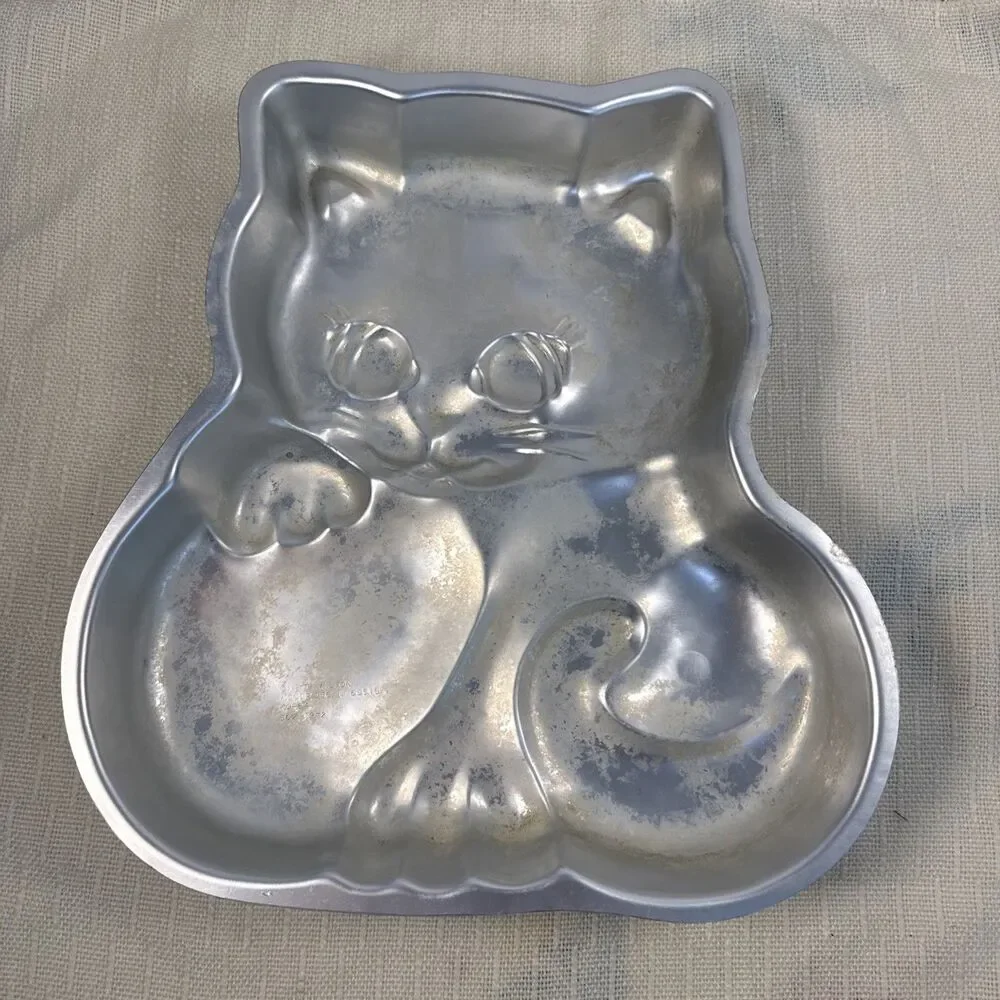 Vintage 1979 Wilton Cake Pan Kitten Collectible 502-1972 Kitty Cat Tin Mold